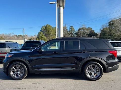 Used 2022 Ford Explorer XLT w/ Equipment Group 202A image 2