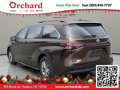 Used 2022 Toyota Sienna XLE image 4
