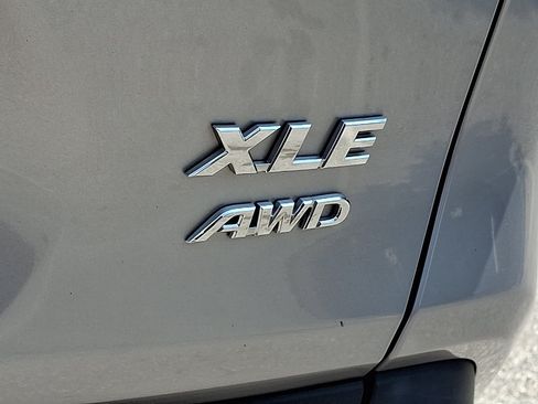 Used 2022 Toyota RAV4 XLE AWD/4WD image 29
