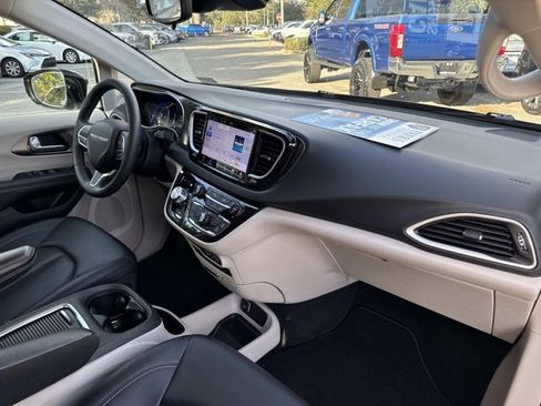 Used 2024 Chrysler Pacifica Touring-L image 17