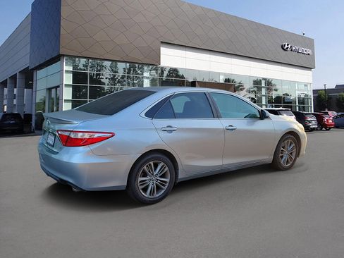 Used 2016 Toyota Camry SE FWD image 2