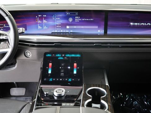 Used 2025 Cadillac Escalade Premium Luxury AWD/4WD image 18
