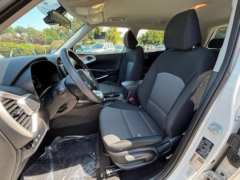 Used 2025 Kia Soul LX w/ LX Technology Package FWD image 31