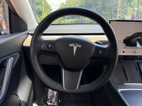 Used 2022 Tesla Model Y Long Range AWD/4WD image 39