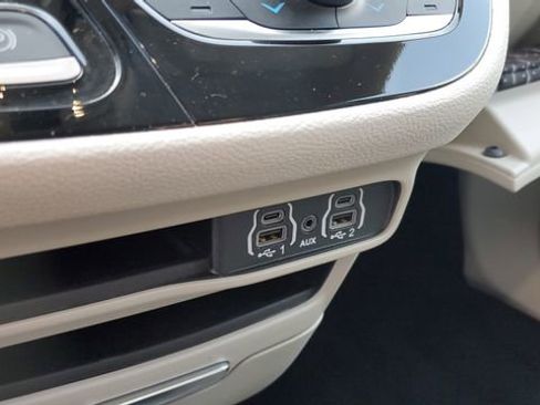 Certified 2023 Chrysler Pacifica Touring-L AWD/4WD image 19