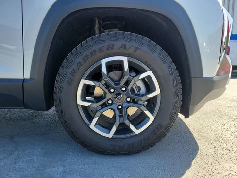 Used 2025 Chevrolet Equinox ACTIV w/ Convenience Package III image 6