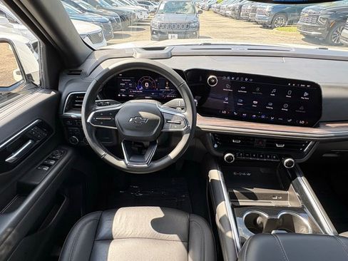 Used 2025 Chevrolet Suburban Z71 AWD/4WD image 16