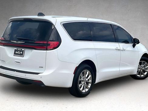 Used 2023 Chrysler Pacifica Touring-L AWD/4WD image 21