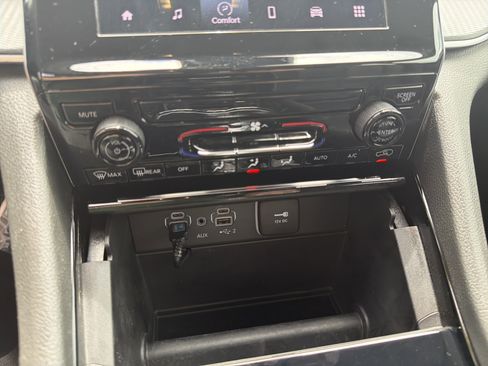 Used 2023 Jeep Grand Cherokee Laredo AWD/4WD image 35