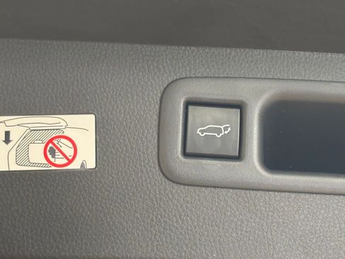 Used 2025 Toyota Highlander LE FWD image 23