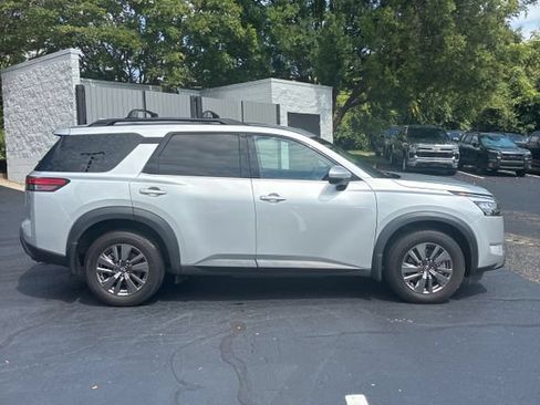 Used 2023 Nissan Pathfinder SV w/ SV Premium Package FWD image 8