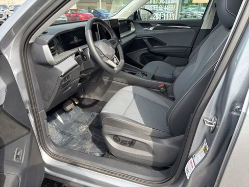 Used 2025 Volkswagen Tiguan SE AWD/4WD image 38