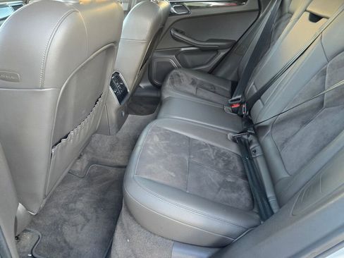 Used 2018 Porsche Macan Base image 16