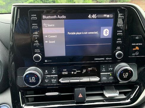 Used 2022 Toyota Highlander LE AWD/4WD image 16