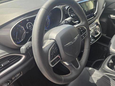 Used 2025 Chrysler Pacifica Select FWD image 15
