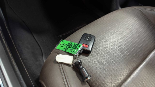 Used 2016 Toyota Tacoma Limited w/ Towing Package RWD image 32