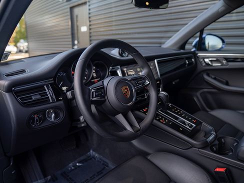 Certified 2025 Porsche Macan image 4