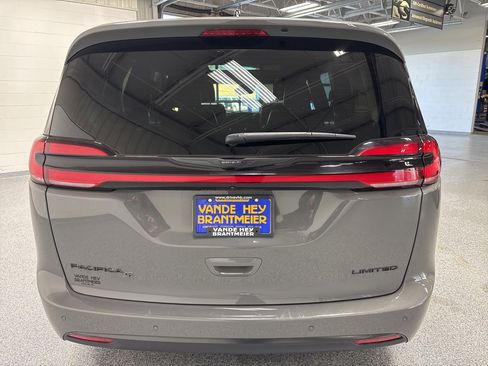 Used 2025 Chrysler Pacifica Limited image 6