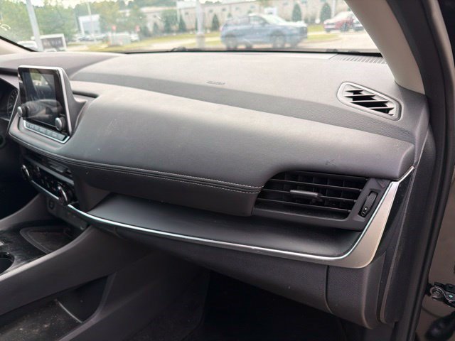 Used 2025 Nissan Rogue S AWD/4WD image 19