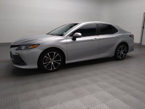 Used 2022 Toyota Camry LE image 2
