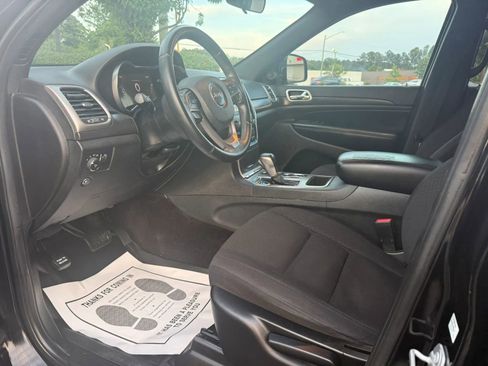 Used 2018 Jeep Grand Cherokee Laredo RWD image 11