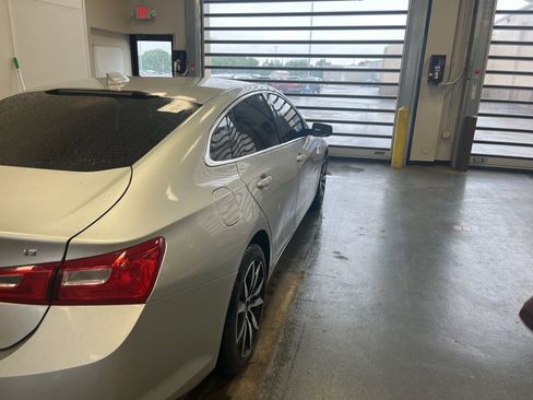 Used 2018 Chevrolet Malibu LT w/ Leather Package FWD image 8
