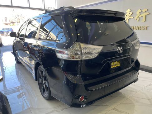 Used 2015 Toyota Sienna SE Premium image 4