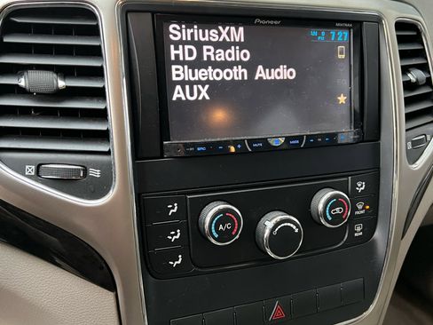 Used 2011 Jeep Grand Cherokee Laredo image 18