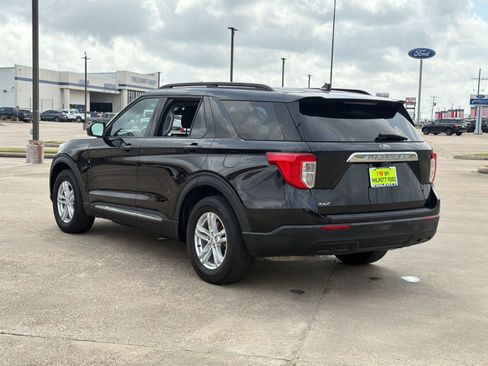 Used 2022 Ford Explorer XLT image 3