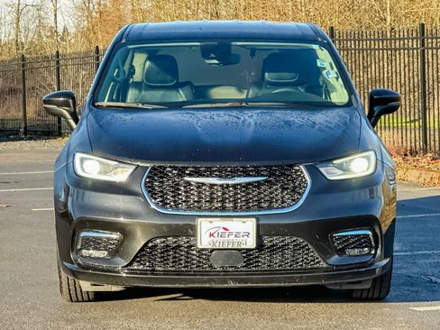 Used 2023 Chrysler Pacifica Touring-L image 8