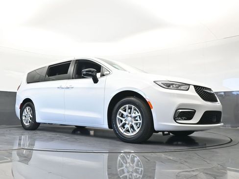 New 2026 Chrysler Pacifica Select image 60