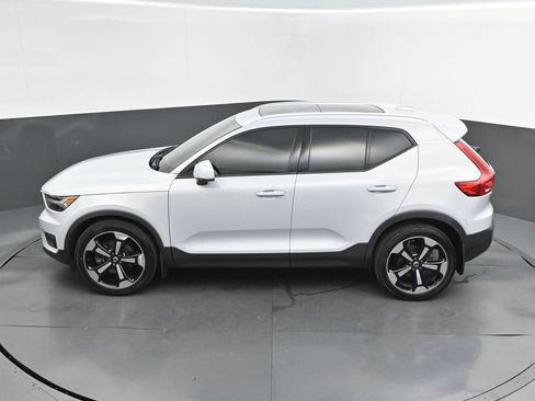 Certified 2022 Volvo XC40 T5 Momentum w/ Premium Package AWD/4WD image 23