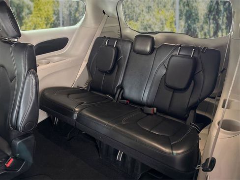 Used 2024 Chrysler Pacifica Touring-L image 28