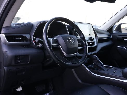 Used 2022 Toyota Highlander XLE image 16
