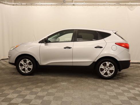 Used 2013 Hyundai Tucson GL FWD image 2