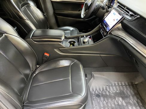 Used 2025 Jeep Grand Cherokee L Limited w/ Black Appearance Package image 26