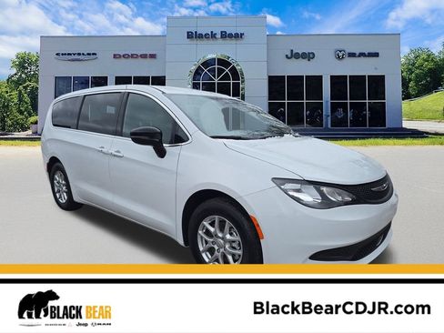 New 2026 Chrysler Pacifica Select w/ S Appearance Package AWD/4WD image 1