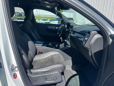 Used 2019 Volvo XC40 T5 R-Design image 32