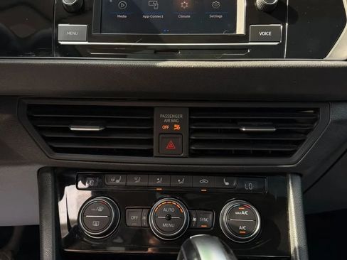 Used 2021 Volkswagen Jetta SE w/ SE Cold Weather Package FWD image 16