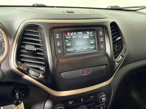 Used 2018 Jeep Cherokee Latitude w/ Cold Weather Group image 16