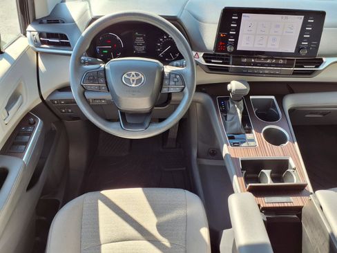 Used 2023 Toyota Sienna LE AWD/4WD image 3