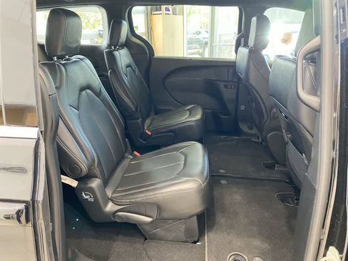 Used 2025 Chrysler Pacifica Select FWD image 15