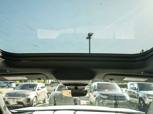 Used 2024 Chevrolet Traverse RS FWD image 16