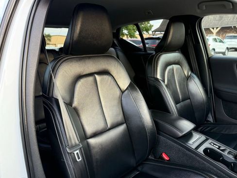 Used 2022 Volvo XC40 T4 Momentum image 26