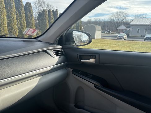 Used 2012 Toyota Camry image 23