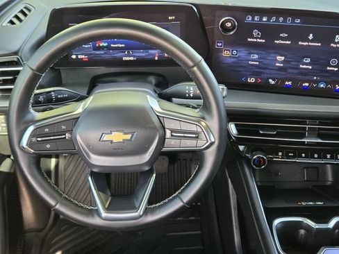 Used 2025 Chevrolet Traverse LT w/ Sun and Wheel Package FWD image 27
