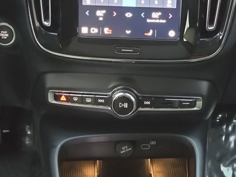 Certified 2025 Volvo XC40 B5 Plus image 18