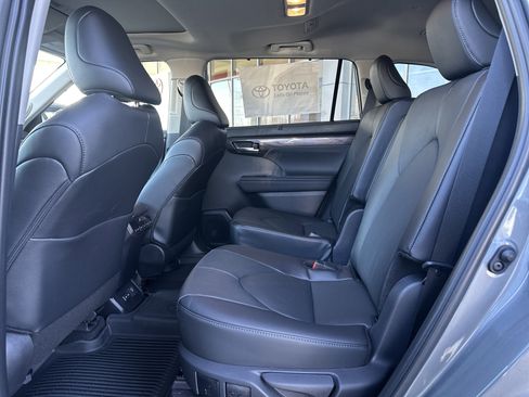 Used 2026 Toyota Highlander Limited image 21