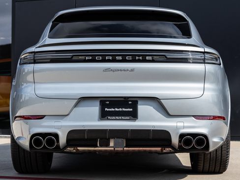 Certified 2025 Porsche Cayenne S image 10