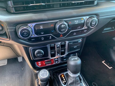 Used 2025 Jeep Wrangler Unlimited Rubicon AWD/4WD image 23
